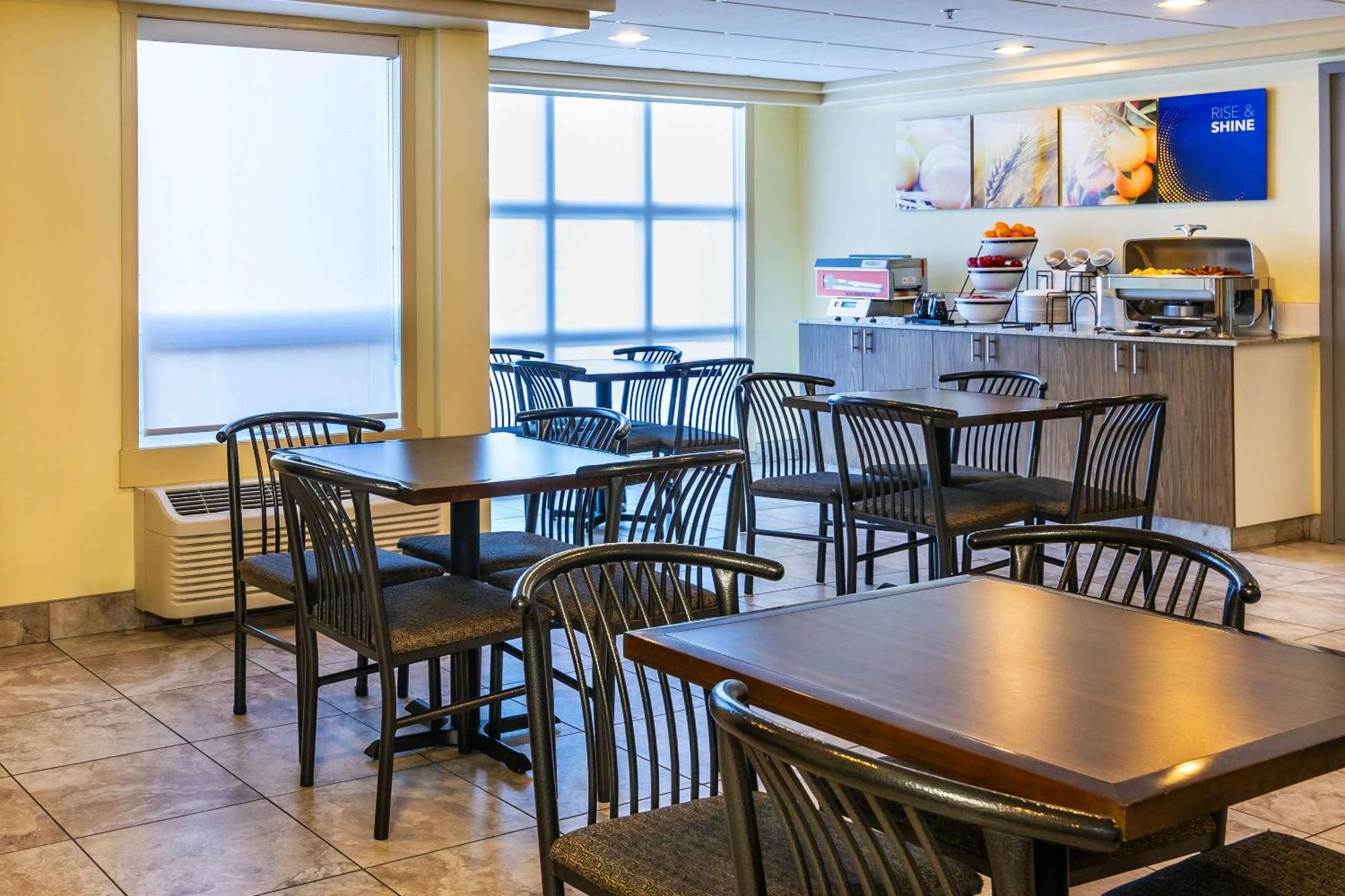 Comfort Inn & Suites Moose Jaw Exteriör bild